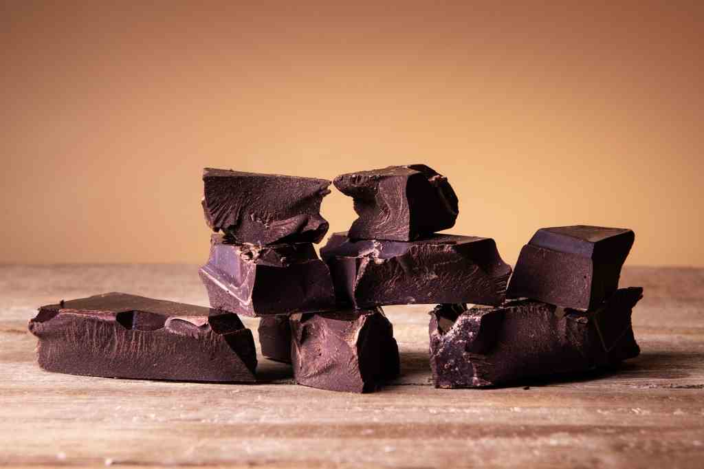 Schokolade mit mehr als 70 % Kakao oder mehr enthält Antioxidantien – also naschen Sie, für die Gesundheit.