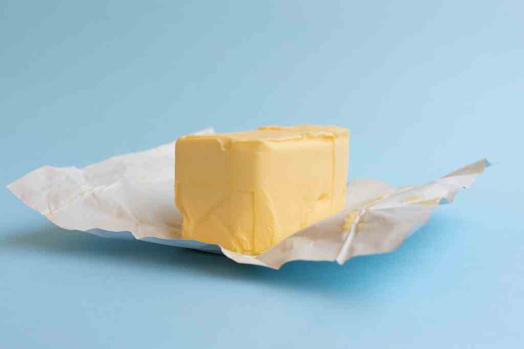 Auch wenn du kein Stück Butter essen solltest, ist es in Ordnung, etwas Butter auf Toast zu verteilen.