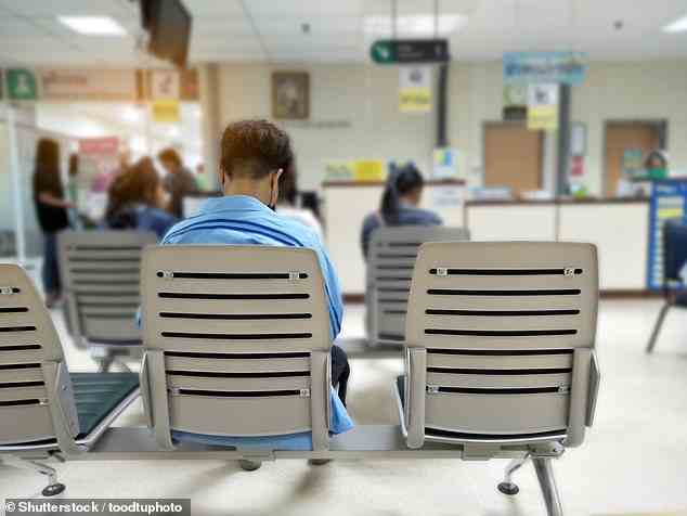 Der Plan könnte vorsehen, dass mehr als 100.000 NHS-Mitarbeiter in Kodierung und Jungenerstellung geschult werden, um die bürokratische Belastung zu verringern (Stockfoto)