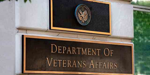 Veterans Affairs wurde auch für lange Wartezeiten für Veteranen in Kliniken und Krankenhäusern im ganzen Land kritisiert.