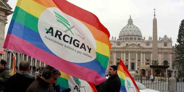 Aktivisten der italienischen Schwulenrechtsvereinigung Arcigay halten Transparente und Fahnen während einer Demonstration vor dem Vatikan, Dienstag, 13. Januar 2009. 