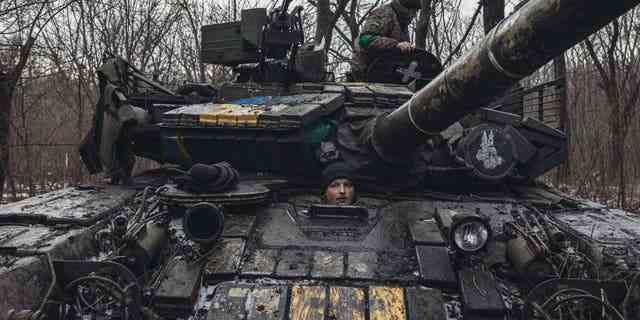 DONETSK OBLAST, UKRAINE - 18. JANUAR: Ukrainische Tanker führen Wartungsarbeiten an ihren Panzern an der Donbass-Front durch, während die militärische Mobilität innerhalb des russisch-ukrainischen Krieges am 18. Januar 2023 anhält. 