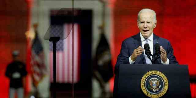 Präsident Biden hält am 1. September 2022 vor der Independence Hall in Philadelphia eine Rede.