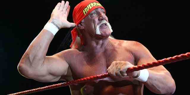 Hulk Hogan gestikuliert dem Publikum während seiner Hulkamania-Tour im Burswood Dome am 24. November 2009 in Perth, Australien.
