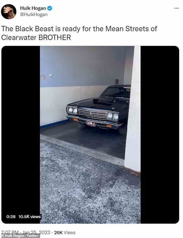 Auto: Hogan teilte auch ein Video von seinem makellosen Muscle-Car, das er „Black Beauty“ nannte, das aus seiner Garage kam und bereit für die „gemeinen Straßen von Clearwater“ Florida war