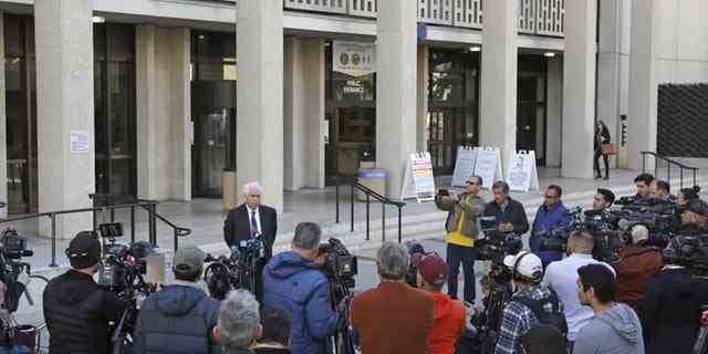 Steve Wagstaffe, der Bezirksstaatsanwalt von San Mateo County, spricht nach der Anklage von Chunli Zhao am Mittwoch, den 25. Januar 2023, in Redwood City, Kalifornien, vor den Medien vor der Justizhalle.