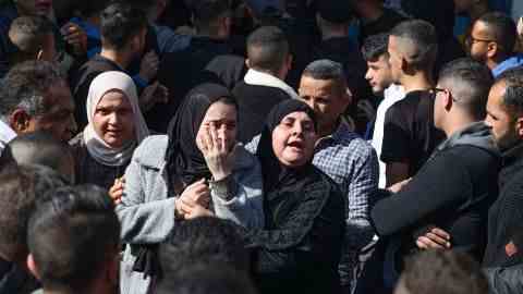 Familienmitglieder eines der Palästinenser, die während des israelischen Überfalls am 26. Januar 2023 getötet wurden, trauern um seinen Tod während seines Trauerzuges in Jenin.