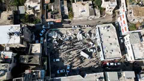 Palästinenser inspizieren den Schaden nach einem israelischen Überfall in Jenin am 26. Januar 2023.