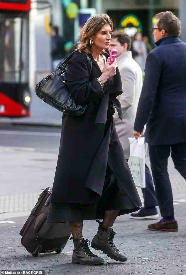 Amanda unterhielt sich am Telefon, als sie am Donnerstag mit einem Koffer durch die Londoner Innenstadt schlenderte
