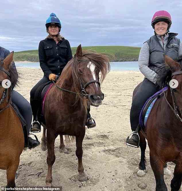 Amanda posierte für einen Schnappschuss mit der Familie zu Pferd von einem atemberaubenden Strand in Shetland