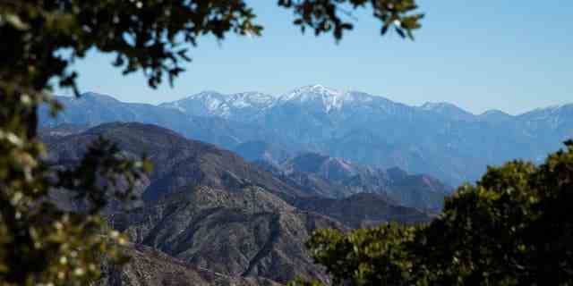 Der schneebedeckte Mount Baldy ist von der Mt. Disappointment Road in den San Gabriel Mountains aus sichtbar.