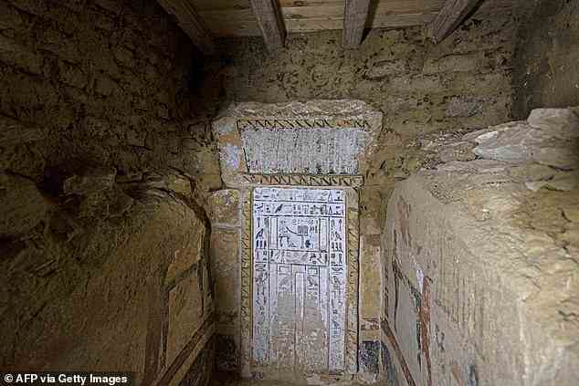 Archäologen fanden mehrere Gräber in Ägypten.  Abgebildet ist die Tür, die vor dem Grab am Boden des Schachts stand