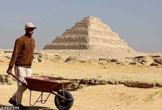 Die Entdeckung ist Teil einer Gruppe von Gräbern der fünften und sechsten Dynastie, die 30 km südlich von Kairo in der Nähe der Stufenpyramiden gefunden wurden
