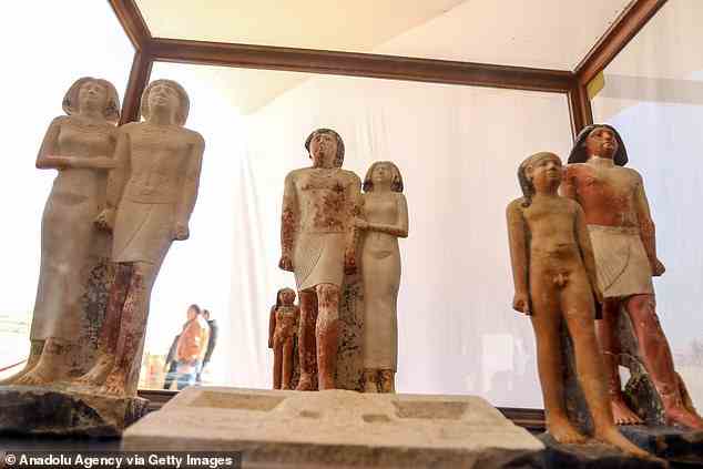 Noch erhaltene Statuen wurden in einem zweiten Schacht in der Nähe der Stufenpyramide gefunden