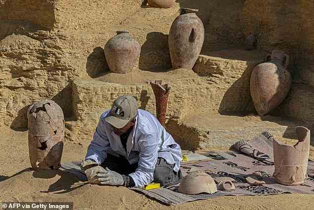 Archäologen fanden Keramikfragmente in den Gräbern und arbeiten daran, die Objekte wieder zusammenzusetzen