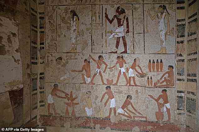 Die Wände im Inneren des Grabes waren mit Hieroglyphen geschmückt.  Beamte hoffen, dass die Entdeckung den Tourismus in der Region wiederbeleben wird