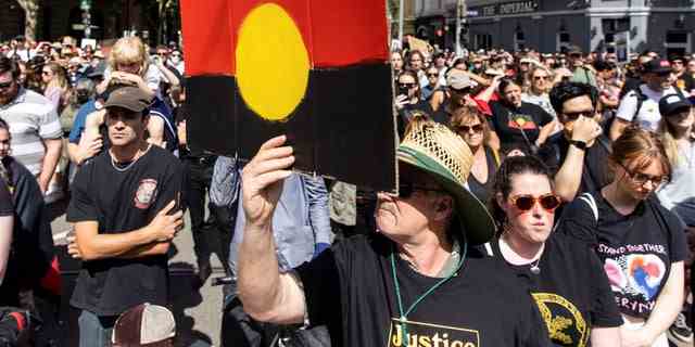 Menschen nehmen an der Kundgebung zum „Invasion Day“ in Melbourne am 26. Januar 2023 teil. 