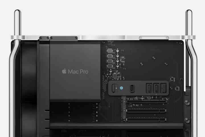 Das Innere von Apples Mac Pro mit Hauptplatine und einigen Konnektivitätssteckplätzen.