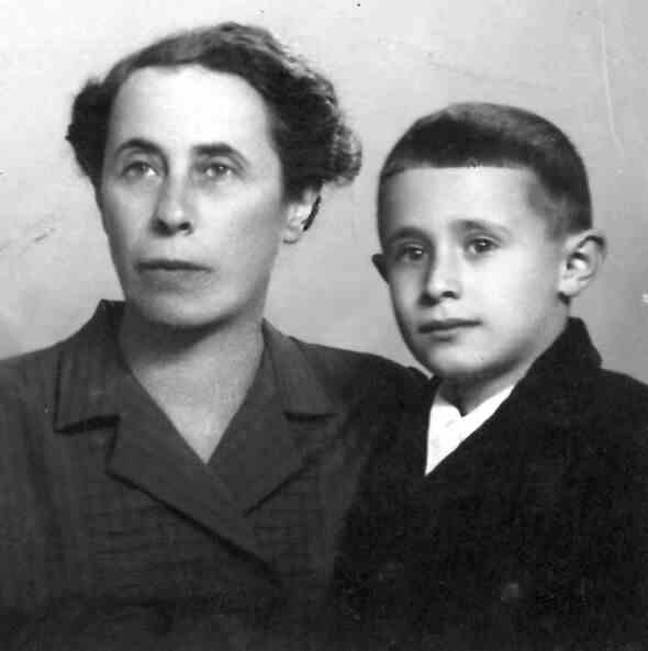 Peter mit seiner Mutter nach dem Krieg