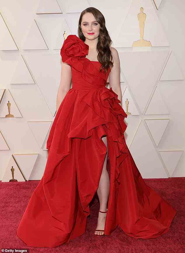 Amy Forsyth brachte Rot auf den roten Teppich, als sie bei den Oscars 2022 ein Marchesa-Design mit Kaskadenrüschen trug