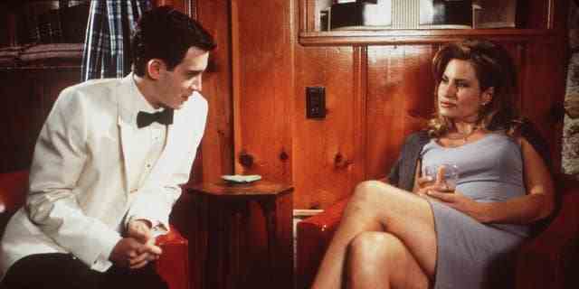 Finch (Eddie Kaye Thomas) versucht Stiflers Mutter (Jennifer Coolidge) zu verführen "Amerikanischer Kuchen."