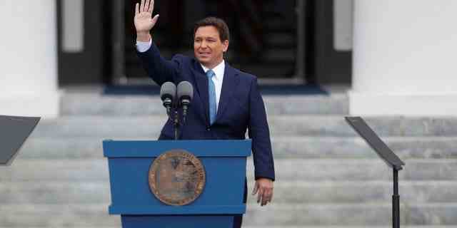 Floridas Gouverneur Ron DeSantis, nachdem er den Amtseid abgelegt hatte, winkt den Anwesenden bei seiner zweiten Amtseinführung in Tallahassee, Florida, am 3. Januar 2023 zu.