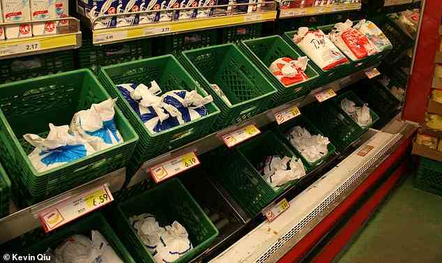Plastiktüten mit Milch – bekannt als „Milchtüten“ – in einem Lebensmittelgeschäft in Ontario, Kanada (Aktenfoto)