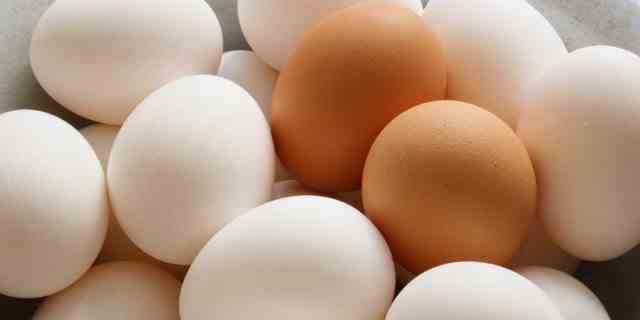 Sobald Sie die Eier gereinigt haben, ist es am klügsten, sie zu kühlen, um sie frisch zu halten und das Bakterienwachstum zu verlangsamen, sagt die CDC.