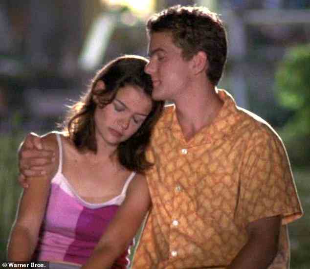 It then turned into a love triangle and each episode left viewers wondering who Joey, played by Katie Holmes, would choose in a true Edward versus Jacob style. Joey and Pacey are seen