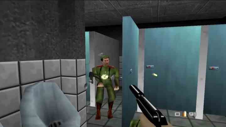 Der Spieler erschießt in GoldenEye 007 einen Mann, der aus einer Toilettenkabine kommt.
