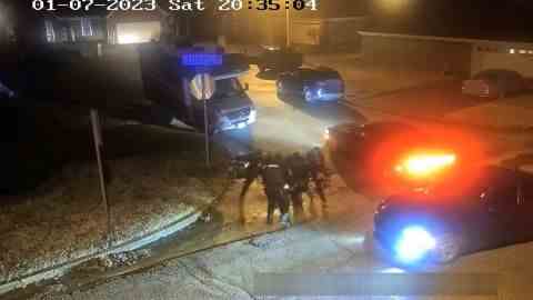 In diesem Standbild aus einem von der Stadt Memphis veröffentlichten Video schlagen Beamte der Memphis Police Department an einer Straßenecke auf Tyre Nichols ein.