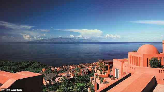 Das Hotel (oben) blickt auf die grüne Insel La Gomera und liegt eine Autostunde von allen Naturwundern der Insel entfernt