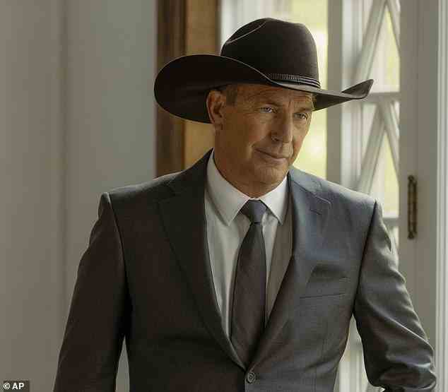 Costner spielt derzeit den Besitzer einer Ranch, John Dutton, in der gefeierten Anti-Wake-Westernserie Yellowstone.  Costner gewann Anfang dieses Monats einen Golden Globe Award
