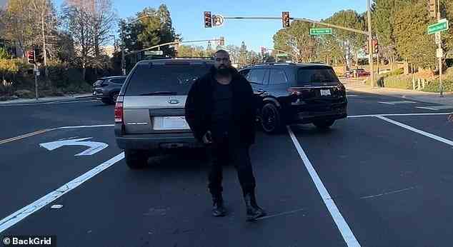 Der Rapper, der anscheinend vermutete, dass er von Paparazzi verfolgt wird, steigt aus seinem schwarzen Mercedes-Benz aus, um angeblich die Frau in ihrem Fahrzeug zu konfrontieren