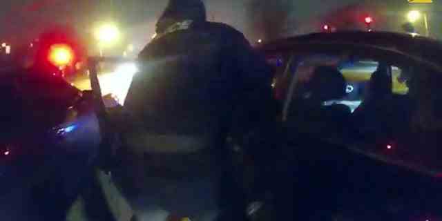 Mehrere Polizisten aus Memphis versuchen am 7. Januar 2023, Tire Nichols aus seinem Fahrzeug zu entfernen.