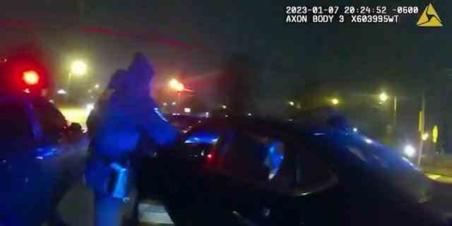 Ein Polizist aus Memphis zieht am 7. Januar 2023 Tire Nichols aus seinem Fahrzeug.