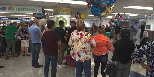 Hunderte Migranten warten am Miami International Airport auf die Wiedervereinigung mit ihrer Familie. 