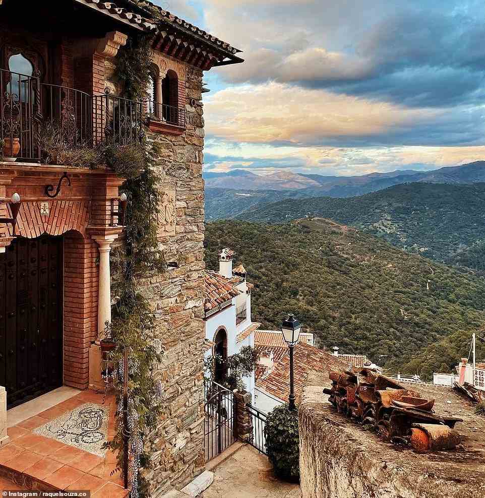 8. IHR ZUHAUSE IM PARADIES (BENALAURIA, MALAGA, SPANIEN): Diese „wunderschöne“, 100 Jahre alte spanische Residenz soll die „Essenz eines traditionellen Dorfhauses“ bewahren.  Airbnb fügt hinzu: „Mit 55 Euro (48 £) pro Nacht ist es das perfekte Zuhause "Wunschzettel" für alle, die ein Schnäppchen suchen.'  Vorlieben - 7.157