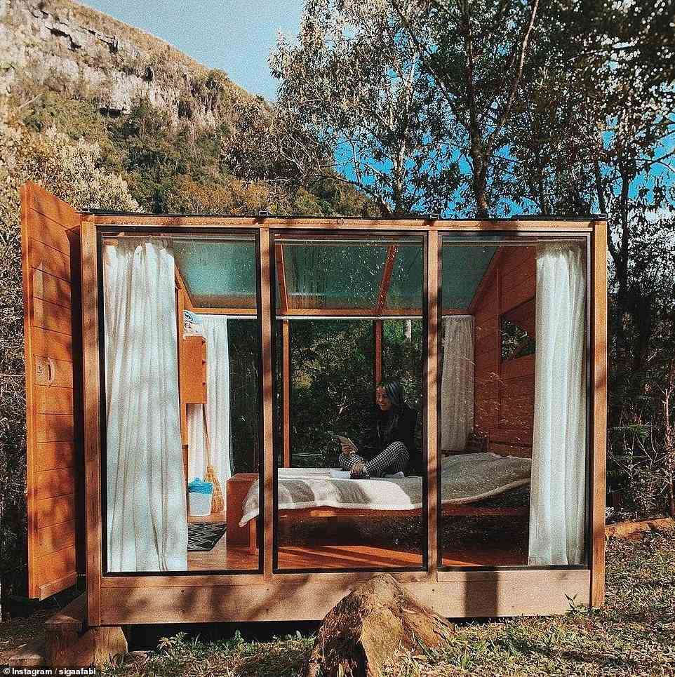 2. GLASHÜTTE IM WALD (SANTA CATARINA, BRASILIEN): „Diese einfache, schöne und erschwingliche Hütte im Vale das Furnas, einem 27 Hektar großen Wald in einer Schlucht, wurde so gestaltet, dass sie vollständig in die Natur eintaucht im Hinterkopf“, sagt Airbnb.  Vorlieben - 15.436