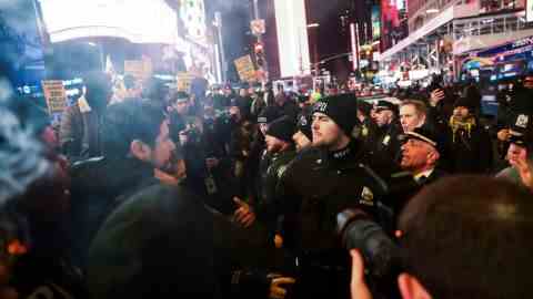 Polizisten und Demonstranten stoßen am 27. Januar in New York zusammen. 
