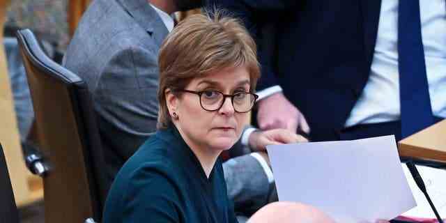 Erste Ministerin Nicola Sturgeon erwartet den Beginn der Fragen des Ersten Ministers im schottischen Parlament am 26. Januar 2023 in Edinburgh, Schottland. 