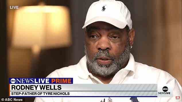 Tyre Nichols' Stiefvater Rodney Wells (oben) hat Strafanzeige gegen die Sanitäter gefordert, die anscheinend keine Hilfe leisteten, nachdem er von der Polizei brutal geschlagen worden war