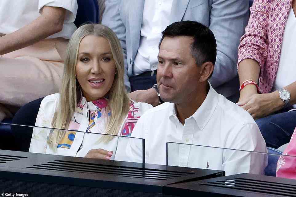 Die australische Cricket-Legende Ricky Ponting und seine Frau Rianna Jennifer Cantor sehen zu, wie Djokovic im ersten Satz in Führung geht
