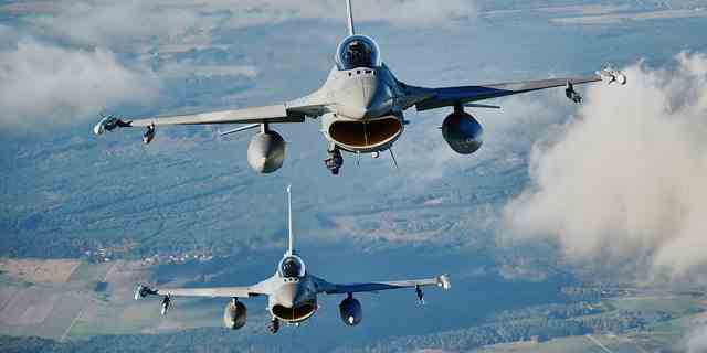 F16-Kampfflugzeuge nehmen am 12. Oktober 2022 an der NATO Air Shielding-Übung in der Nähe des Luftwaffenstützpunkts in Lask, Zentralpolen, teil. 