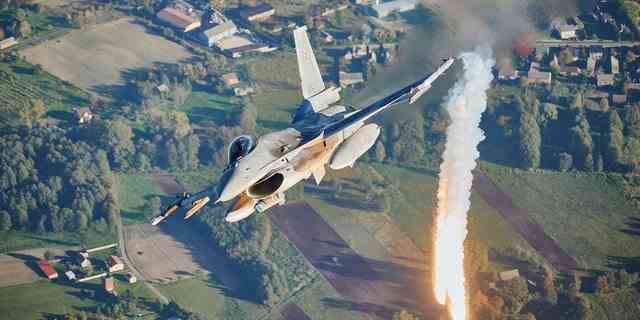 Ein F16-Kampfflugzeug nimmt am 12. Oktober 2022 an der NATO Air Shielding-Übung in der Nähe des Luftwaffenstützpunkts in Lask, Zentralpolen, teil. 