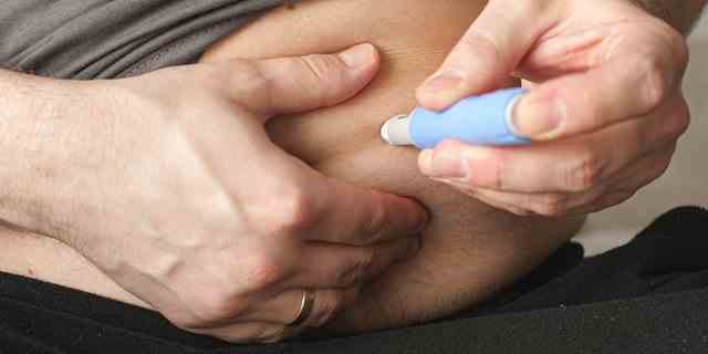 Ein Diabetes-Patient bereitet sich darauf vor, eine Ozempic-Injektion in den Magen zu verabreichen.