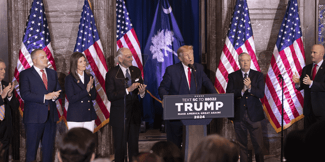 Der frühere Präsident Donald Trump spricht am Samstag, den 28. Januar 2023, während einer Wahlkampfveranstaltung im State House in Columbia, South Carolina.