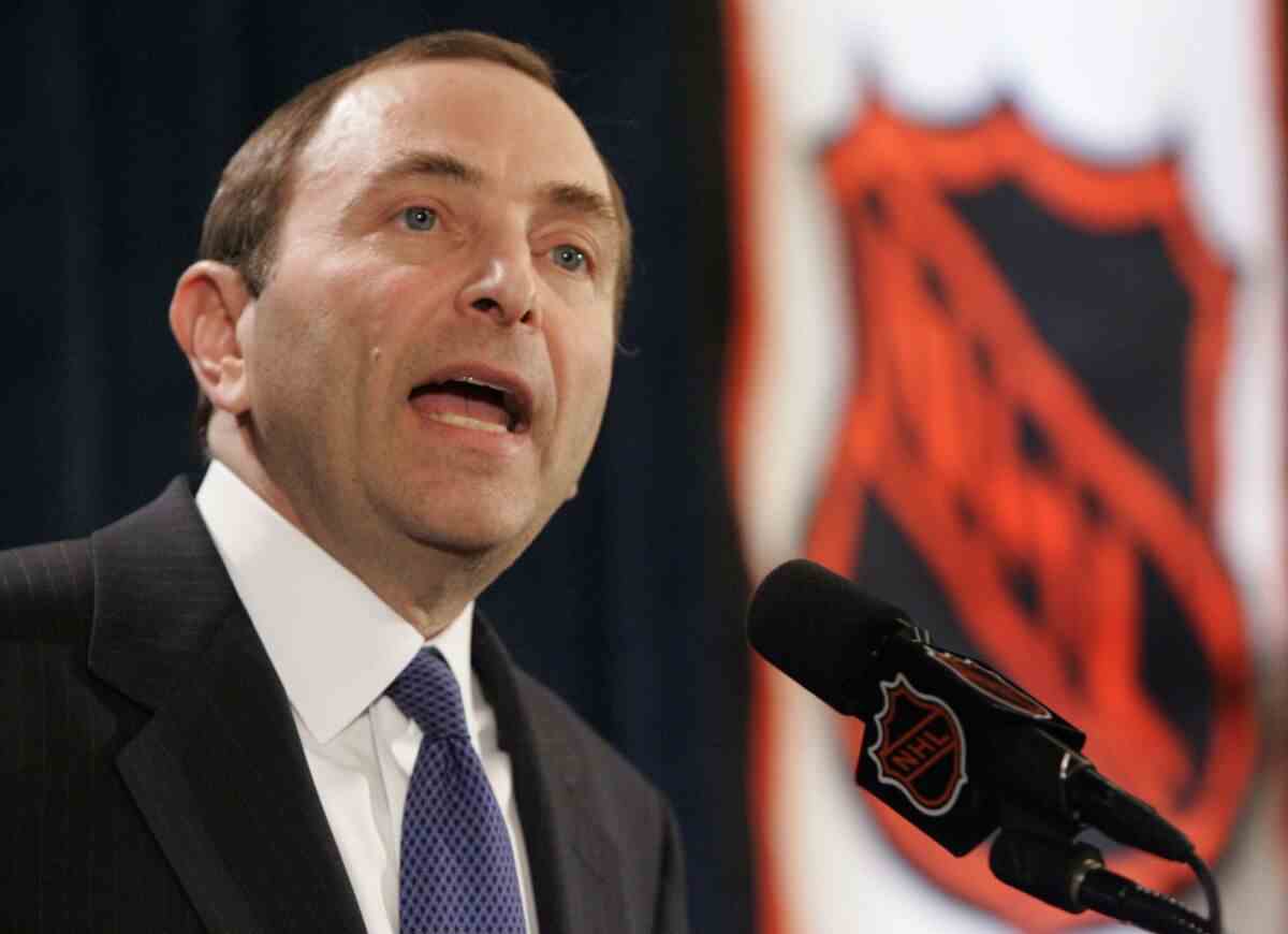 NHL Commissioner Gary Bettman gibt die Absage der Saison 2004-05 bekannt.