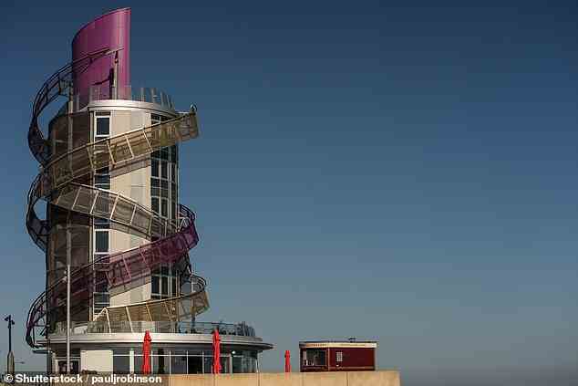 Redcar Beacon ist ein „vertikaler Pier“, der 80 Fuß hoch an der Strandpromenade von Redcar steht.  Auf der Website der Struktur heißt es, dass sie Besuchern die Möglichkeit bietet, einen 360-Grad-Blick auf die Küste zu genießen.  Aber 11,94 Prozent der Tweets darüber verspotten das Design