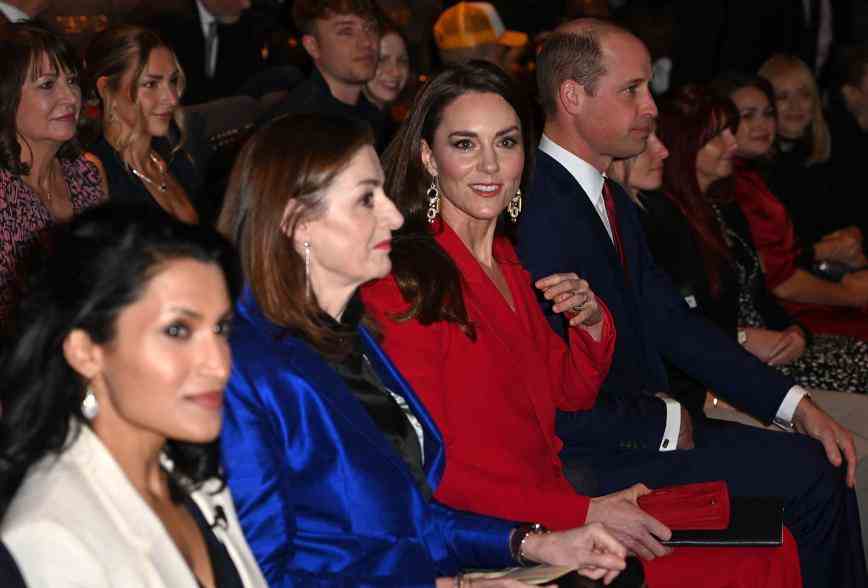 Kate Middleton trägt einen roten Anzug und Statement-Ohrringe